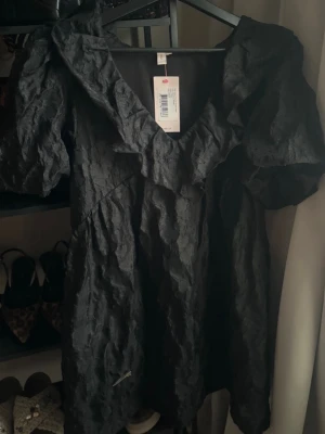 Svart klänning  - Super fin svart klänning med volang 