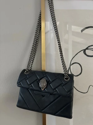 Kurt geiger väska  - Svart Kurt geiger väska! Defekterna finns på bilden men bra skick annars🌸