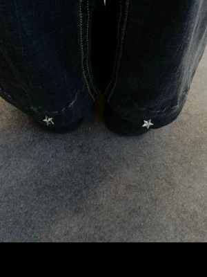 Ett par pinns för att vika upp långa byxben - Vi har designat en liten stjärnformad pin i rostfritt stål. Perfekt för att lösa problemet med för långa och trasiga byxor. Istället för att gå till en skräddare kan man andvända vår pin till flertalet jeans, men även justera längden. Skriv gärna för fler detaljer om produkten!