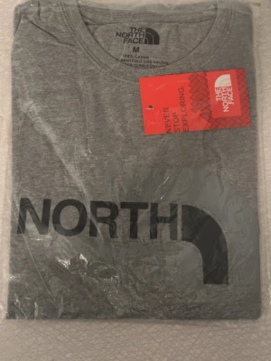 Grå t-shirt från The North Face - Grå north face  T-shirt 
