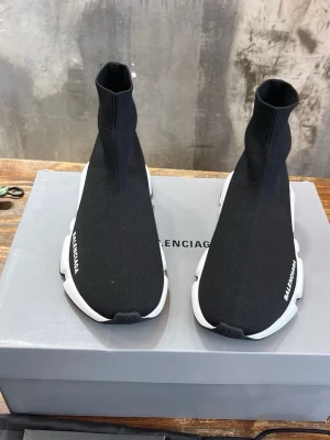 Balenciaga Speed Trainer svarta sneakers - Äkta balenciaga skor använda ett par gånger max 3-4 ganska sköna kvitto finns