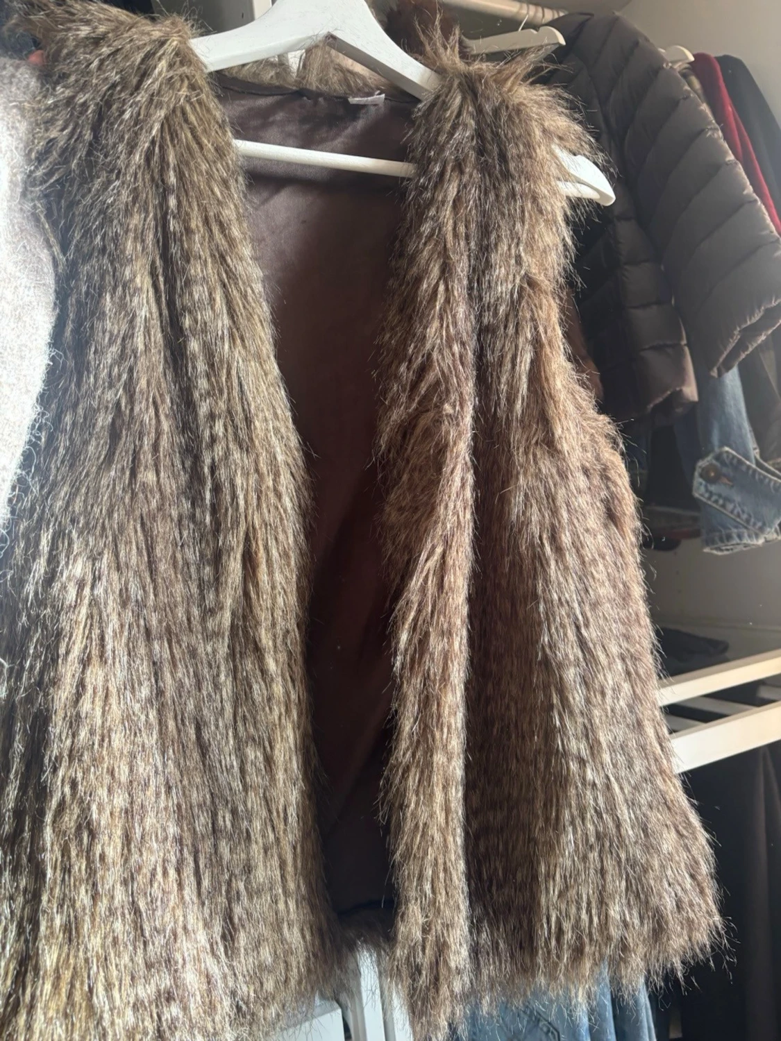 Brun långhårig fuskpälsväst