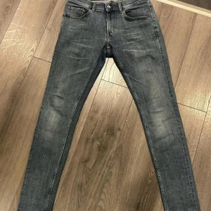 Jeans från Tiger of Sweden - Snygga jeans från Tiger of Sweden i unik färg, design och modell Slim. Jeansen är slim och ny pris ligger runt 1500kr. Skriv gärna vid intresse .