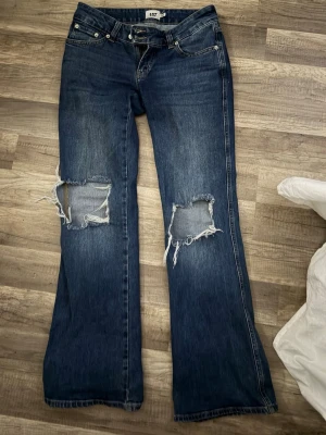 Lager157 jeans med hål - Jätte fina jeans som är väl använda men skiit snygga!!💙