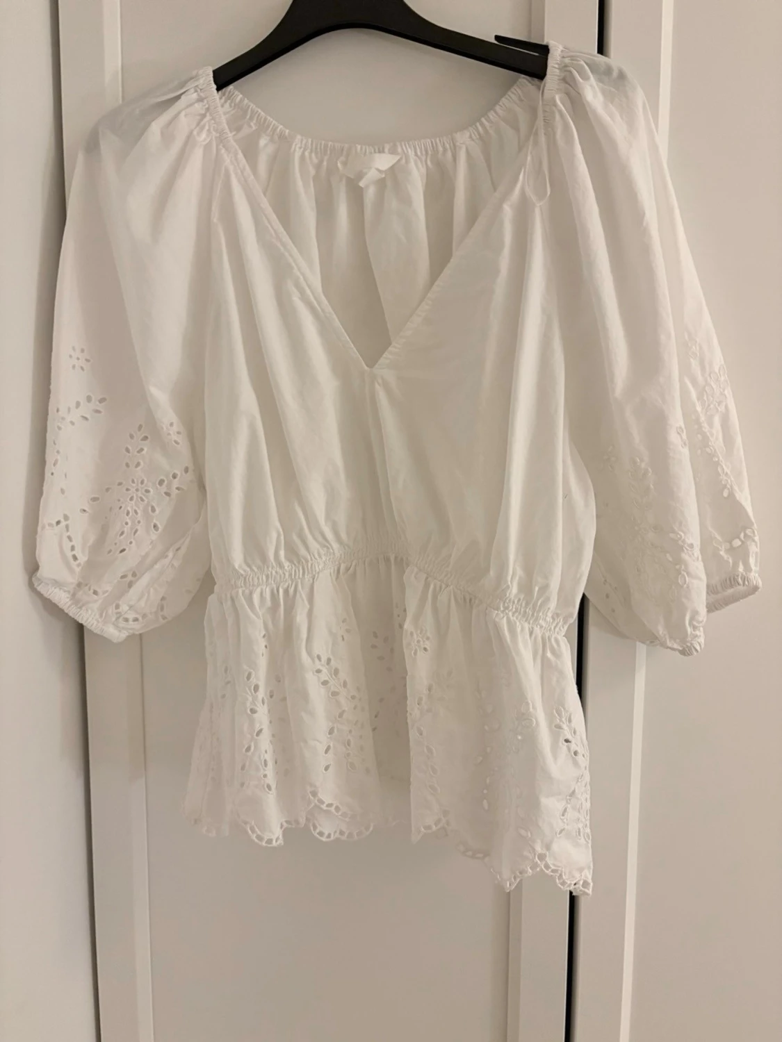 Vit blus med broderade detaljer