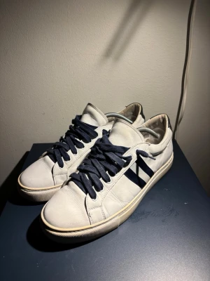 Vintage Sneakers - Tja, säljer ett par fina Vintage Sneakers. Storlek 44! Skick 8.5/10, mycket fint! Nypris ~1800, mitt pris 399. Fraktas samma dag. Hör av dig vid frågor o funderingar!