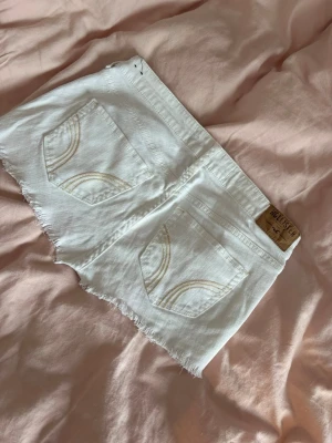 Vita jeansshorts från Hollister - Jeansshorts från Hollister!! Midjemått rakt över är ca 36cm💕💕 jätte snygggga🌺