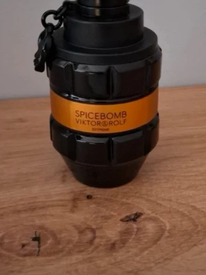 Spicebomb Extreme EdP 50ml Viktor & Rolf - Spicebomb Extreme från Viktor & Rolf är en Eau de Parfum med intensiv och kryddig doft. Flaskan har en unik, granatinspirerad design i svart med orange etikett. Förpackningen är silverfärgad med orange detalj och rymmer 50 ml spray.