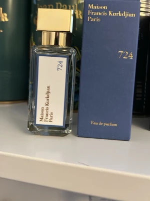 Maison Francis Kurkdjian 724 EdP - Maison Francis Kurkdjian 724 EDP. Riktigt bra parfym till sommaren☀️Parfymen är köpt på NK så den är självklart äkta. Ca 34,5/35ml kvar. Kvitto och bevis på att den är äkta finns. 💥Skriv gärna om du har frågor💥 