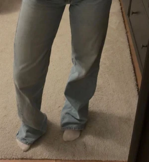 Raka midwaist jeans från zara - Ljusblåa jeans i rak modell som är midwaist. Storlek 32 så som XXS. De är för långa för mig som är 160, tror absolut att de hade passat någon som är upp till 165 utan problem. Använda fåtal gånger så jättefint skick😍