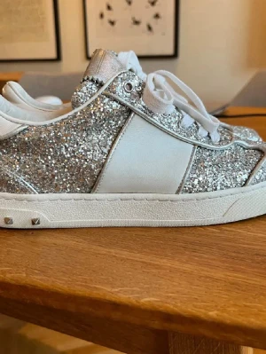 Valentino Garavani sneakers - Säljer ett par Valentino Garavani sneakers. Använda sparasamt
