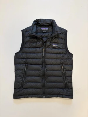 Patagonia väst - Svarta Patagonia dunväst 90% goosedown 10% feathers//  Storlek S //  Mycket bra skick //  Skriv vid minsta fråga eller fundering🤝