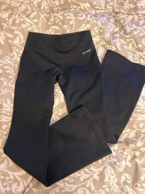 DFYNE Hannah pearson flares - Säljer mina Hannah pearson flares midnight black i storlek M, längd regular! Denna collection kommer ej tillbaka i lager enligt dfyne och just denna färg är slutsåld. Dfyne loggan där bak har fallit av men inget som gör nån större skillnad! Har ute byxorna på två ställen så först till kvarn!