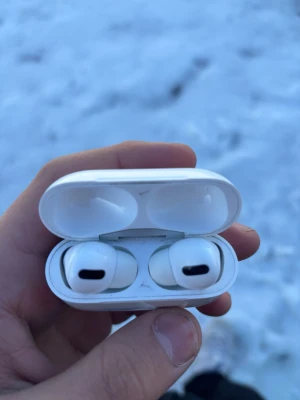 Vita Apple AirPods Pro med laddetui - Säljer ett par vita Apple AirPods Pro med matchande laddetui. Trådlösa in-ear hörlurar med silikonproppar och stilren design. Perfekta för musik, poddar och samtal. Laddas enkelt i det kompakta etuiet.