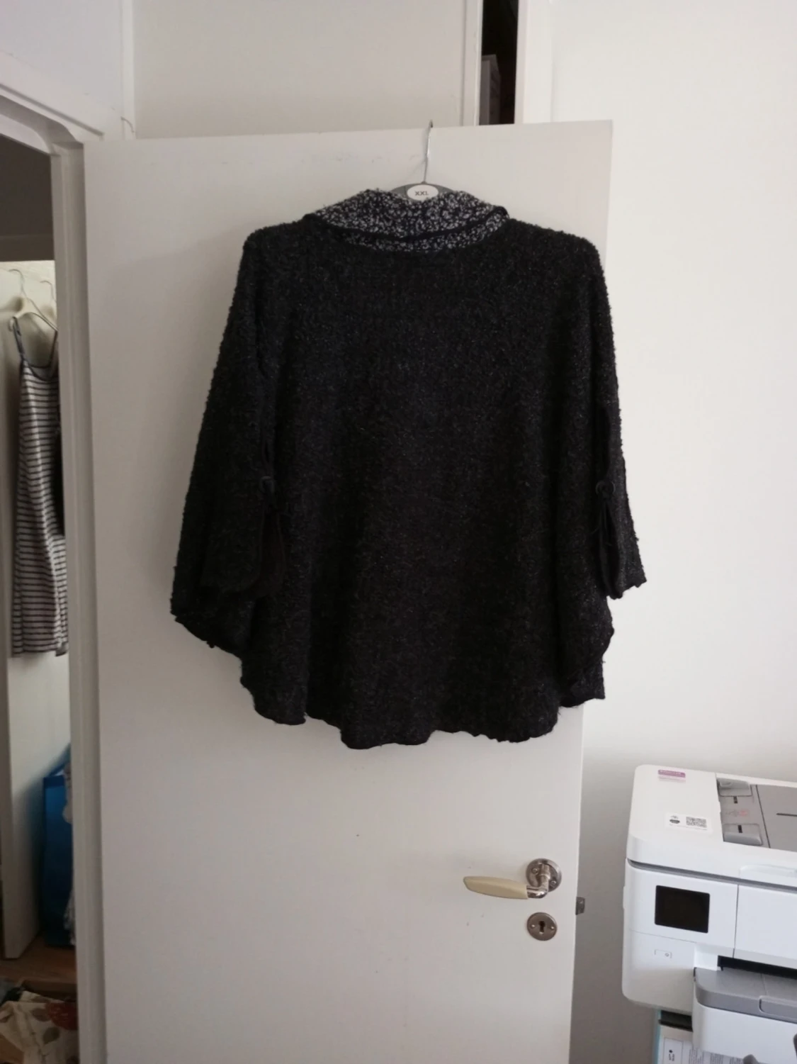 Svart ponchokappa med grå krage - 1