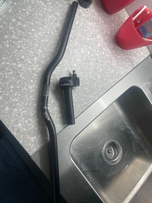 Svart styre och gasrulle Domino - Säljer ett svart styre tillsammans med en gasrulle från Domino. Styret är böjt och tillverkat i metall, perfekt för dig som vill uppgradera eller byta ut delar på din moped eller cross. Båda delarna är svarta och har en sportig look.