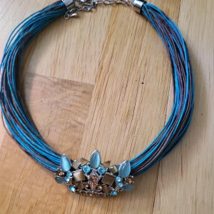 Vintage necklace 00s - Chunky necklace right out of the aughts/ noughties. This necklace really captures the era and is in great shape. Some extremely small signs of wear if you really look closely, but basically like new condition. Bundle discounts: two items 5% off (automatic) three items 10% off, five items 20% off. Message me before purchasing 3+ items for discount.