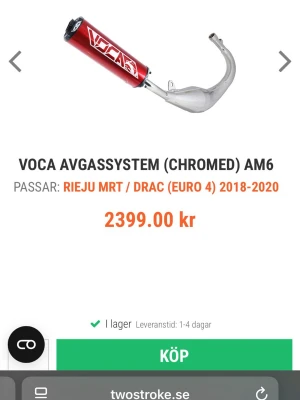 Voca avgassystem till AM6 Rieju - Säljer ett Voca avgassystem (chromed) till AM6-motor, passar Rieju MRT/Drac Euro 4 årsmodell 2018-2020. Utsidan är kromad med röd ljuddämpare och tydlig Voca-logga. Perfekt för dig som vill uppgradera din moppe med snyggt och sportigt avgassystem.(säljer inte ljuddämparen)