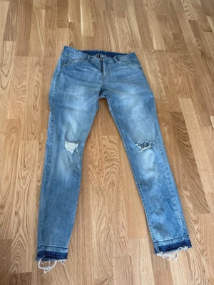 Jeans H&M - Håliga jeans från H&M i storlek 40.  Lite mindre i storlek. Mycket bra skick. 