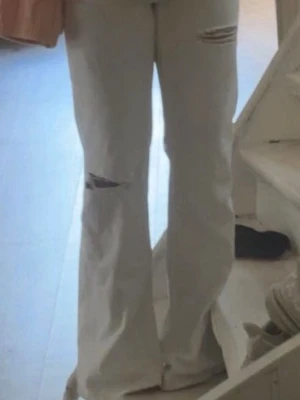 vita gina jeans med hål - Säljer dessa SVIN snygga jeans då de är för stora och redan dragit av prislappen. De har använts endast en gång men eftersom de är lite för långa så har det blivit märken där bak men det är inte något man tänker på!💖💖💖 jeansen är i strl: S och jag är 158cm, och de är lite för långa för mig