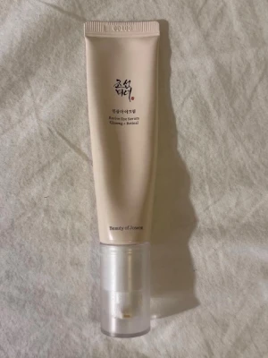 Beauty of Joseon Revive Eye Serum - Revive Eye Serum från Beauty of Joseon med ginseng och retinol. Tuben är beige med genomskinlig kork och har en smidig, avlång form. Perfekt för att pigga upp huden runt ögonen och ge extra lyster.