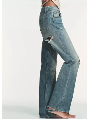 Slutsålda Zara jeans - Lägger ut för nypris då de är slutsålda men kom med bud!! Jag säljer nu mina ascoola Zara jeans som är helt nya då de inte kommer till användning! Slutsålda i alla storlekar på Zaras hemsida!! De är mer blåa i verkligheten än på bilderna. 