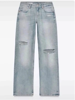 Zara jeans  - Trendiga ljusblå jeans från zara som inte säljs längre. Säljer då de knappt kommer till användning❤️🥰 Skriv vid frågor och egna bilder 