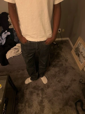 Mörkblå  jeans - Ett par tvär snygga mörkblå jeans | Storlek: S | Längd på han som bär jeansen:178cm | Hör av er om frågor😁