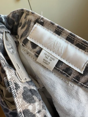 Leopard mönstrad jeans - Snygga jeans enligt mej 😉 inte så använda så köp gärna!.