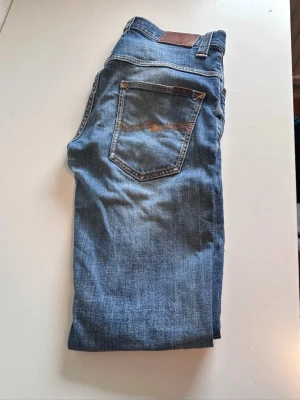 Nudie jeans - Ett par Nudie jeans i storlek 30/32 (står 31/32 men väldigt tajta i midjan) riktigt schysst färg och sköna att bära! Hör av dig vid eventuella frågor!