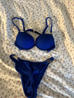 Bikini  - En så snygg bikini från new Yorker i fin blå färg perfekt när man blivit lite brun! Mer guld detaljer och överdelen har push up. Använd 1 gång och båda delarna är i storlek S osäker på kupa storlek i bh-n men skulle gissa på mellan 75-85 b