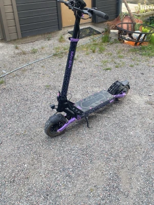 Säljer min Kukrin G2 PRO - Säljer G2 Pro VMP för 3250 kr. Nypris ca 7 000–9 000 kr, pris kan diskuteras. 500W motor och 48V batteri. Går upp till 25 km/h och räckvidd upp till ca 65 km. Stabil och bekväm med bra fjädring och luftdäck. Punktering på bakdäcket, annars fungerar den bra. Säljes i befintligt skick. Laddare och 2 nycklar ingår. Hör av dig vid intresse.