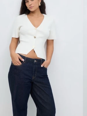 Vit v-ringad topp med knappar - Vit kortärmad topp med v-ringning och dekorativa knappar framtill. Modellen är croppad och har en figurnära passform som framhäver midjan. Perfekt att styla med jeans eller kjol för en trendig look.
