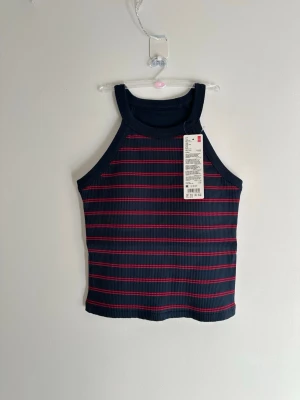 Uniqlo bra top navy size M - Has inbuilt bra (inbyggd bh) which makes it so easy for styling and comfortable - you don’t have to worry about bra at all Great on its own or paired with blazer    Length 48 cm  Armpit to armpit 36 cm     #bratop #bhtop #bhtopp #uniqlo #uniqlobratop #croptop #halterneck #halternecktop #inbuiltbra #inbyggdbeha #beha 