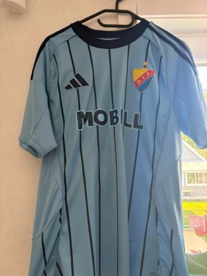 Djurgården matchtröja Priske #9 - Djurgårdens Hemmaställ 2025. August ”Jesus Priskus” Priske på ryggen