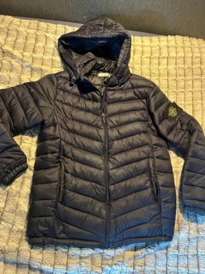 Stone Island jacka  - En mörkblå stone Island dunjacka. Den är i bra skick. I fickorna har en liten söm gått upp men absolut inget som påverkar. Den är bra i Stoleken. Den är köpt här på Plick för några månader sedan 