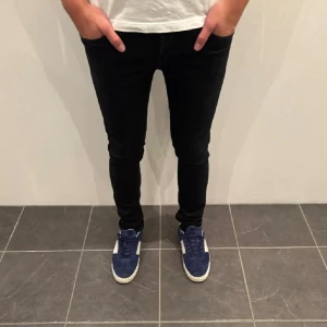 dondup jeans svarta - Dondup jeans svarta nyköpta från fashionstore, ej använda. Pris ej hugget i sten kom med förslag!