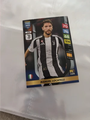 FIFA 365 fotbollssamlarkort - Två FIFA 365 samlarkort från Panini med fotbollsspelarna Manuel Locatelli (Juventus) och Alexander Bah (Benfica). Korten har färgstarka tryck, spelarstatistik och klubbmärken. Perfekt för dig som gillar att samla på fotbollskort eller vill byta med vänner.