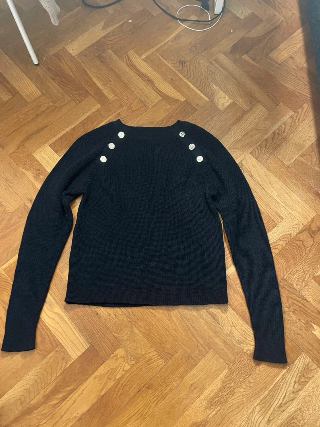Svart stickad tröja med knappar