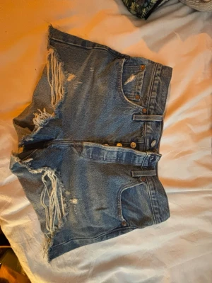 Levi's blå jeansshorts med slitningar - Mid waist Levi’s jeansshorts. Tyvärr för små för mig, vet ej om det är äkta Levis🩷