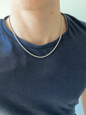 Silvertvinnat halsband - Hej👋 Säljer detta fina halsband i silverfärg med tvinnad kedja som ger en cool och stilren look🤩Halsbandet har en klassisk karbinhake och passar perfekt till olika outfits🧼 45 cm lång📐 Meddela vid frågor📩