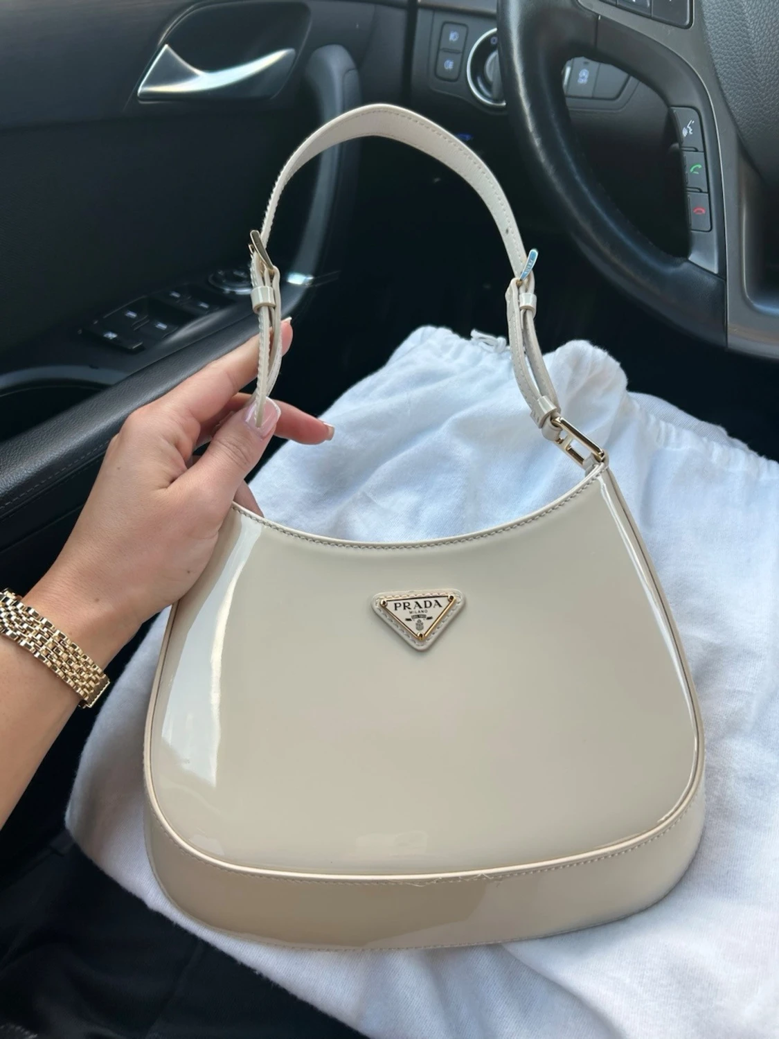 Beige axelremsväska från Prada - 2