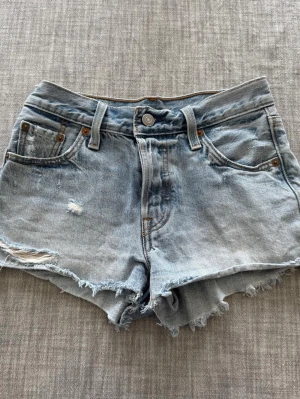 Levi's shorts - Säljer mina Levi’s shorts i mycket bra skick. Nypris 700 kr och storlek W23.
