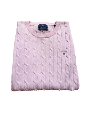 GANT kabelstickad tröja rosa stl S – klassisk modell - Fin rosa kabelstickad GANT-tröja i storlek S. Klassisk modell med broderad GANT-logga på bröstet. Bra skick. Perfekt till vår och sommarkvällar. Storlek: S. Liten fläck på bild 10