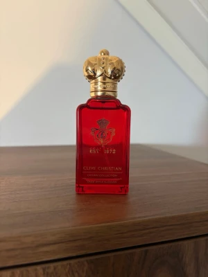 Clive Christian Crab Apple Blossom - Säljer otroligt fin parfym från Clive Christian då den tyvärr inte passade mig. Endast testsprayad så i princip full. Skickat med några samples vid köp. Box finns men är tyvärr lite uppriven. 