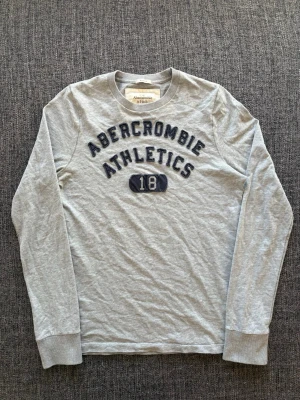 Abercrombie & fitch longsleeve ~ 2000’s modell - Sjukt eftertraktad Abercrombie & fitch tröja i st M | sjukt sällsynt och passar perfekt nu till sommarnen  Sällsynt piece och sitter riktigt bra ✌️ Kan även gå ner lite i pris vid snabb affär Skickas inom 24h 📦
