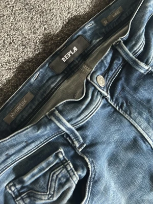 Replay jeans i ljusblå denim,  - Säljer ett par snygga Replay jeans i ljusblå färg mitt pris 449! Nypris 1999! Vid frågor och funderingar är det bara att höra av sig!
