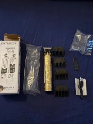 Vintage T9 trimmer med drakmönster - Helt ny i förpackningen aldrig använd. Alla tillbehör på bildenrna medföljer.