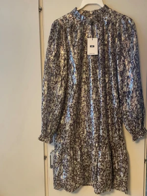 *NY*Tunn maxiklänning fr We i stl XL, Presenttips  - Ny med lapp. Bara provad. Inget att anmärka på. Stl XL, sitter lite loose på mig som är 42/44, skulle säga sitter bäst på 42-46.  ”Mimmie Jacquard Lure” i färgen Multicolour. Skir tunn klänning i grönt/svart/grått med inslag av silvertrådar som skimrar. Kommer med en mörkbrun underklänning och ett midjeband i samma färger.  Jag är 1,67 och den går ner till strax ovanför mina fotknölar. 