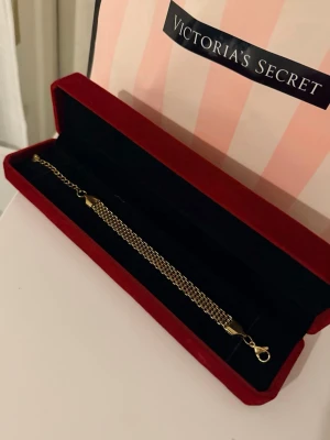 Guld Armband - Helt ny aldrig använd. Rostfritt stål. Justerbar.